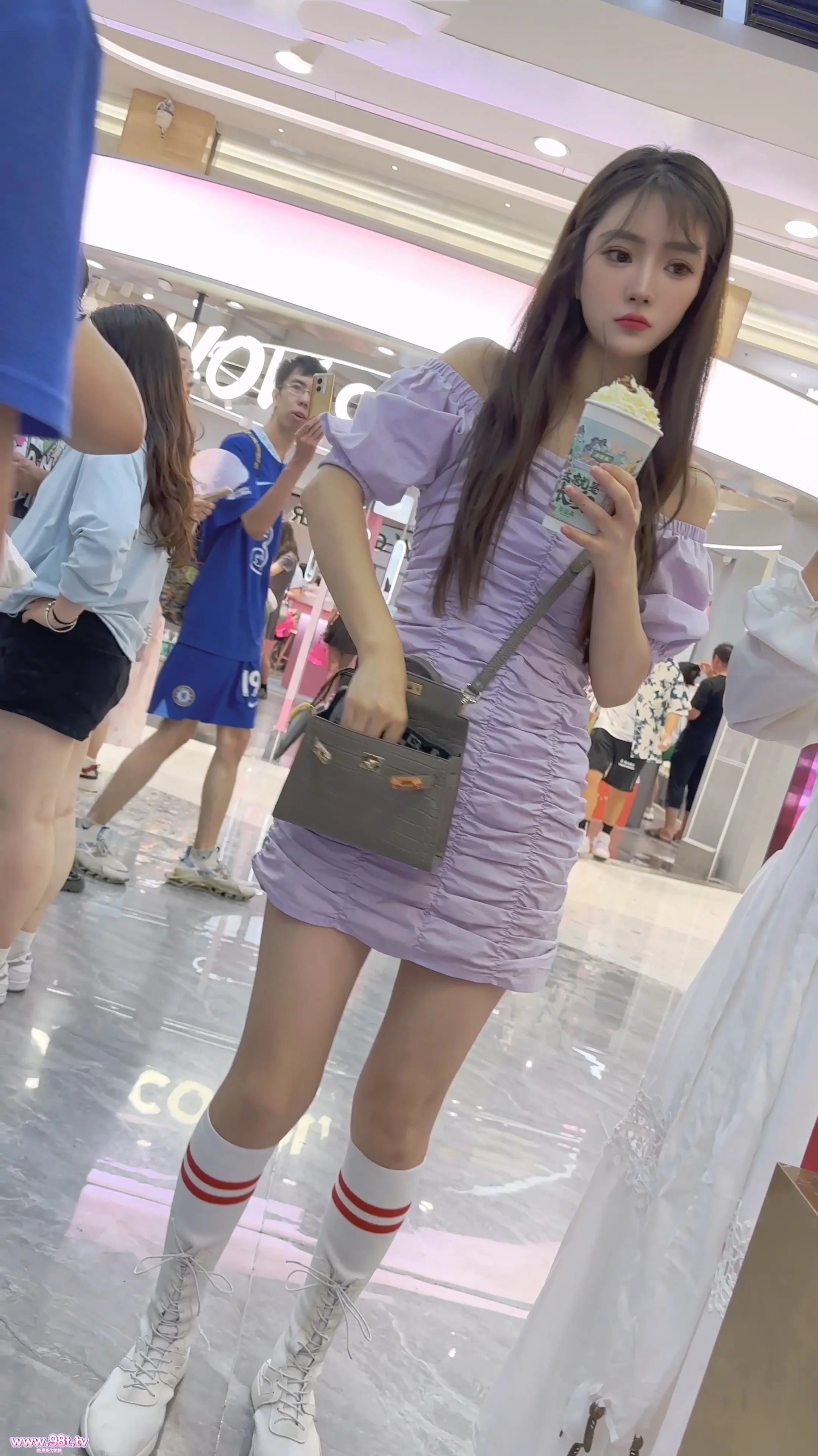 【自转】【115ED2K】【KFC】包臀裙靓女排队买奶茶。无痕内内被B顶起一个包【887M/1V】