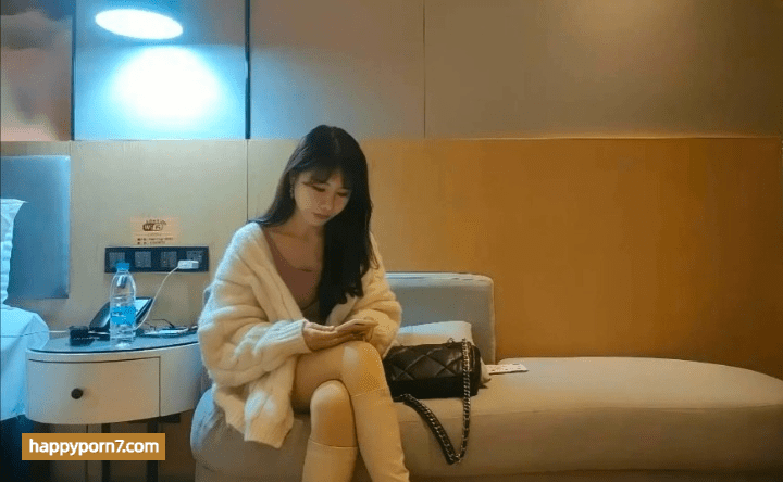 高颜值白靴性感妹子啪啪舌吻口交摸逼上位骑坐
