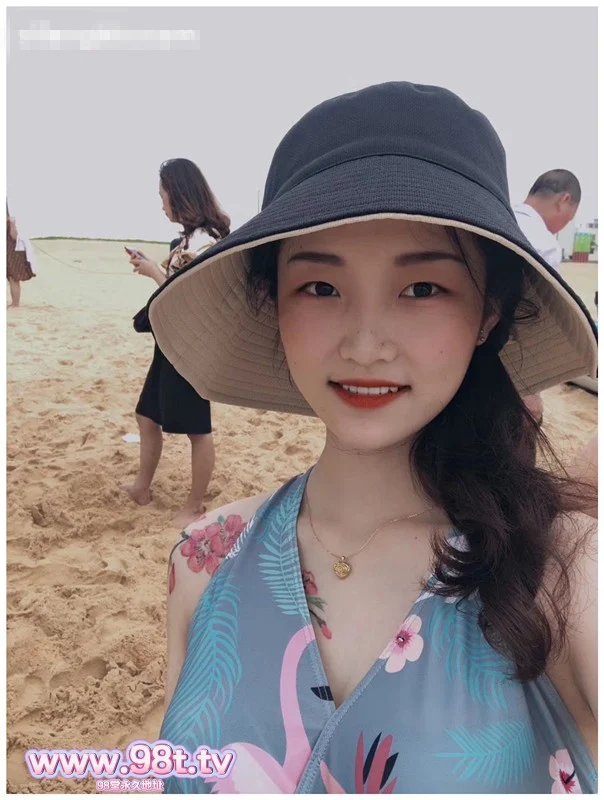 【自转】【eD2k链接】《百度云泄密》美女同事和老板出差旅游私密视讯被曝光【442M/2v+10p/1配额】
