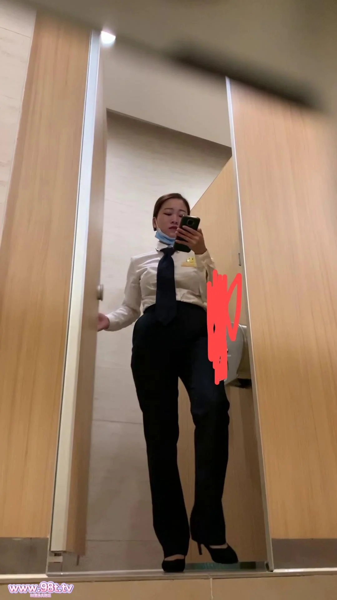【自转】【115eD2K】商场女厕全景偷拍高跟制服女经理 还是一个粉嫩的满是褶子的海螺B【1.52GB/1V】