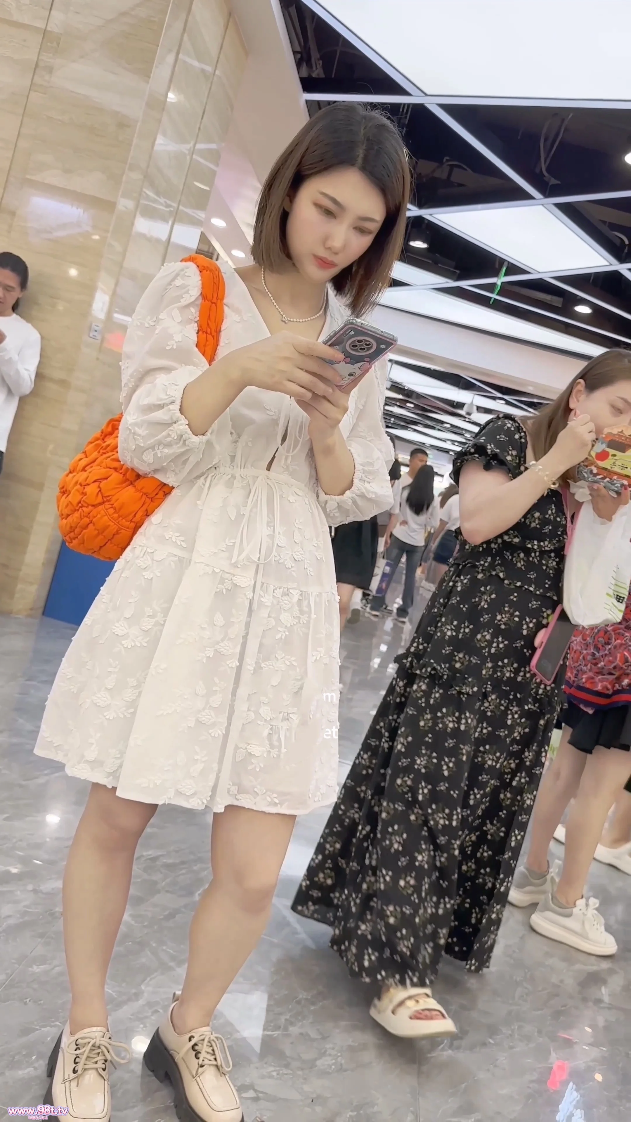 【自转】【115ED2K】【KFC】白色长裙少妇。透明内内包裹着黑森林。360度无死角CD【788M/1V】