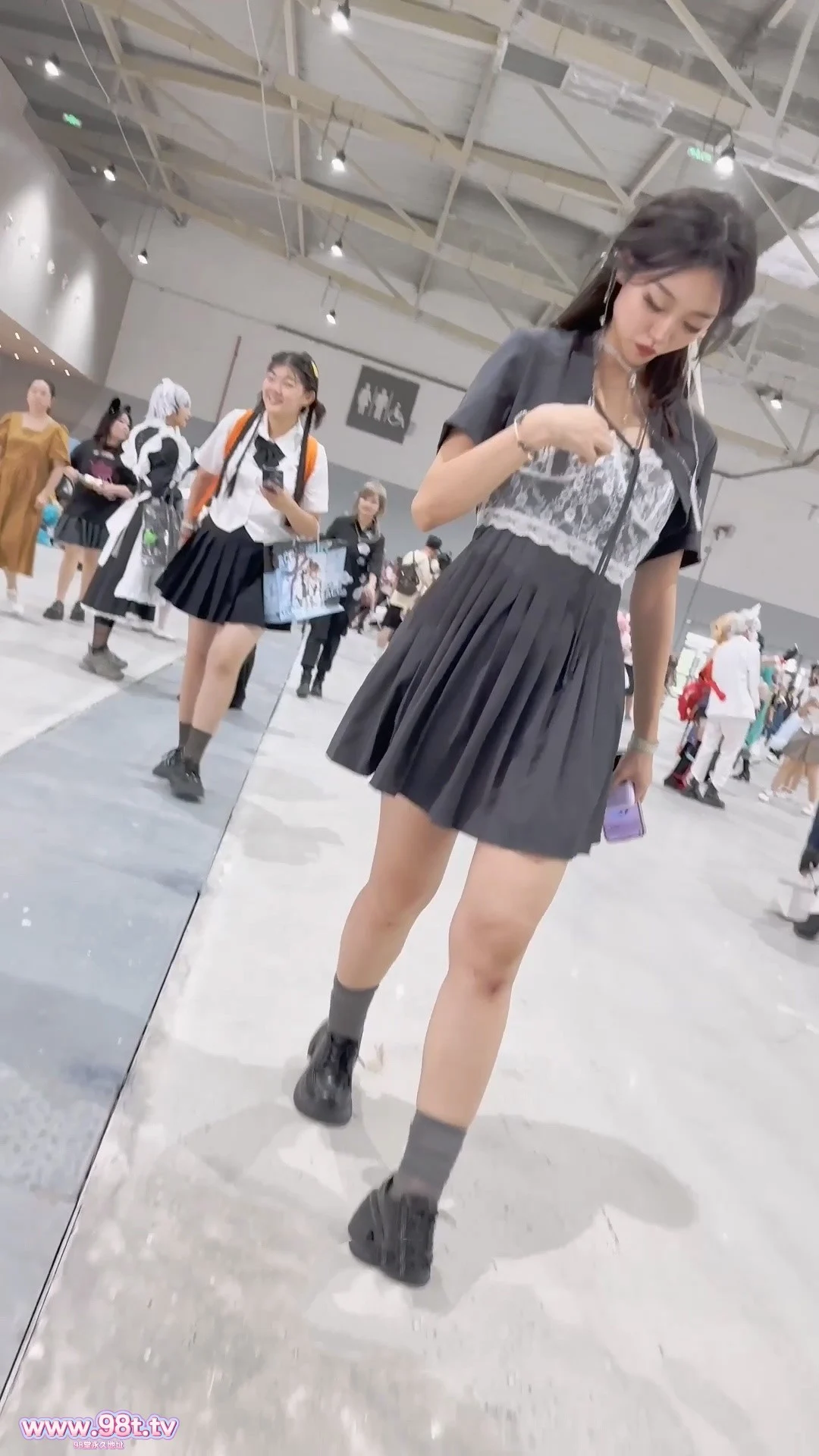 【自转】【115ED2K】【KFC】追星女专注呐喊 毫不在意短裙骚丁露在外面 低角度CD【2G/1V】