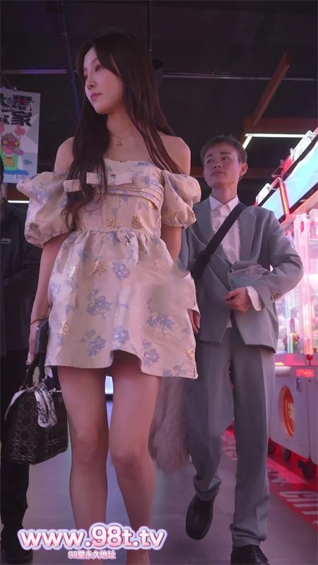 【自转】【115ED2K】极品！长腿美女露肩礼服..弯腰夹娃娃绝佳角度【796M/1V】