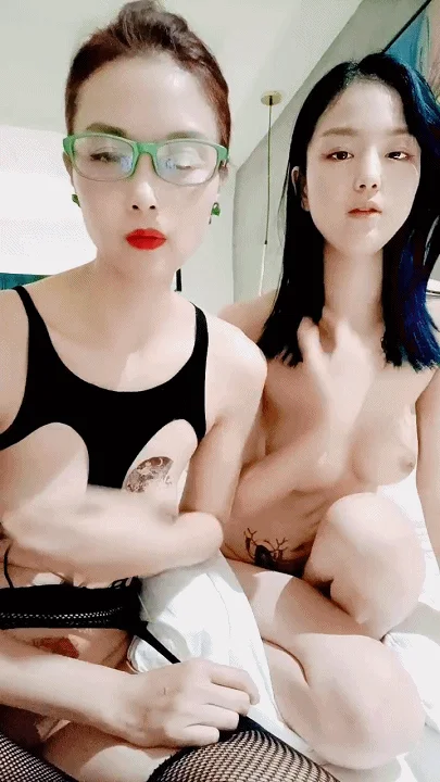 【自转】【115eD2k】妈妈带女儿玩双飞啪啪秀，全程露脸宾馆伺候大哥，轮流给大哥口交大鸡巴，骚妈直播看着女儿被上位爆草揉奶子【746M/1V/1配额】